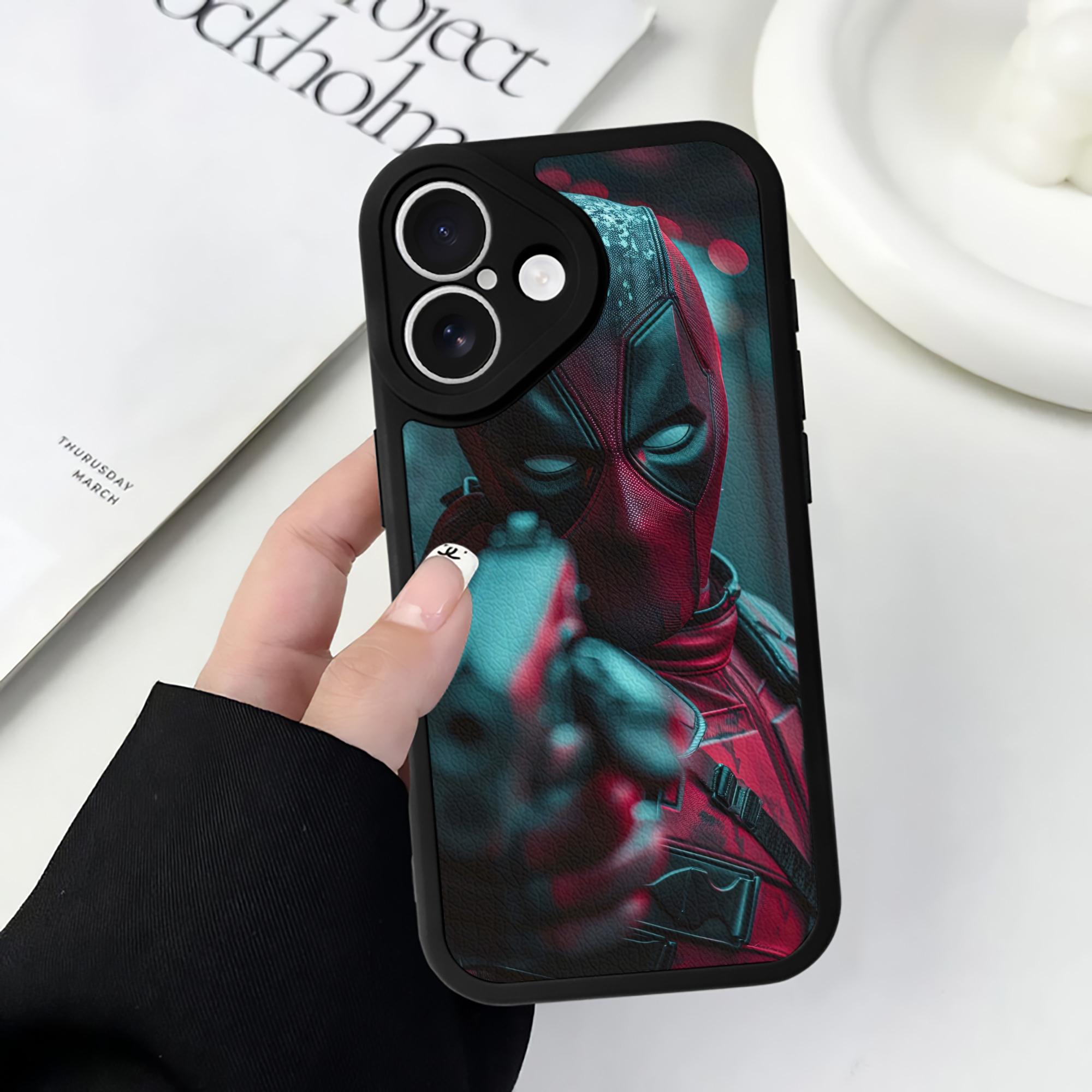 （画像用） Deadpool デッドプール 【iPhone 16シリーズ対応】シリコンスマホケース（レザー調） 材質：シリコン